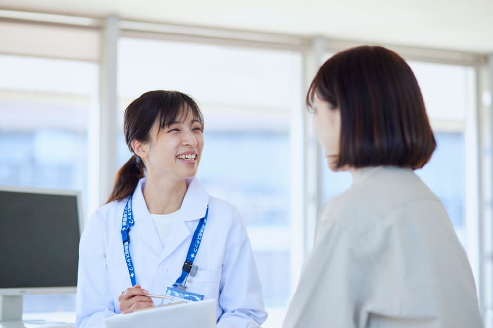 イメージ：かかりつけ医に相談する女性