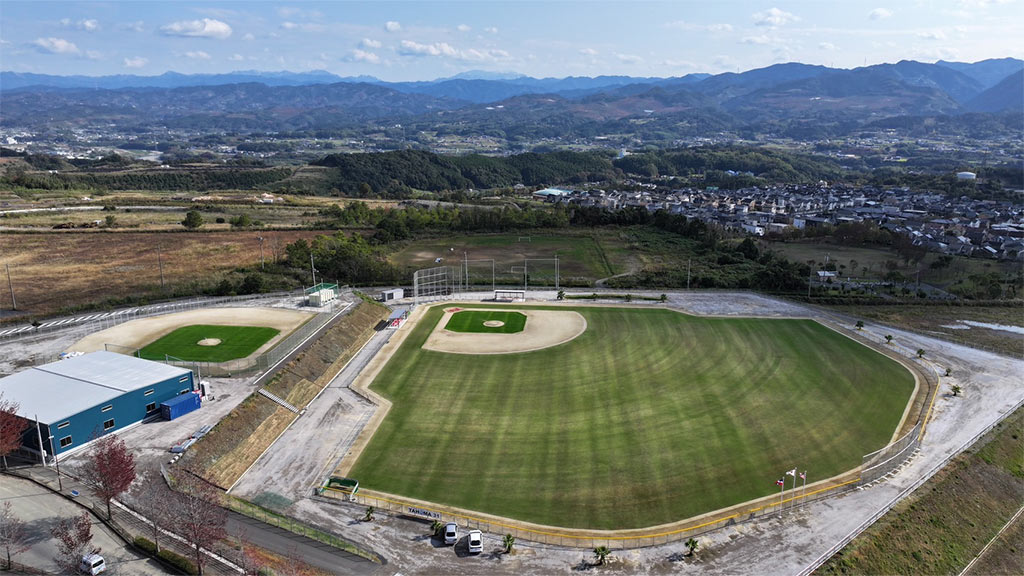 写真：天然芝の本球場とサブグラウンド
