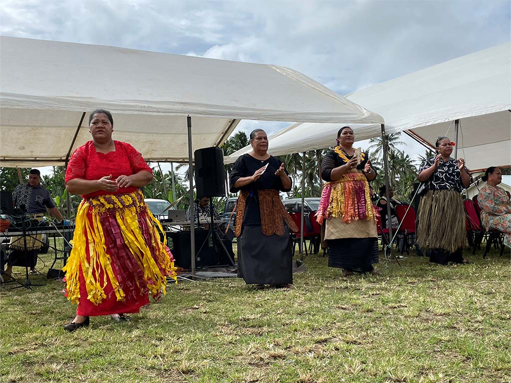 写真：喜びの舞を踊る現地の住民