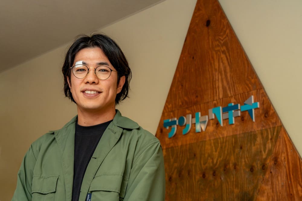 サンカクシャの看板と荒井さん