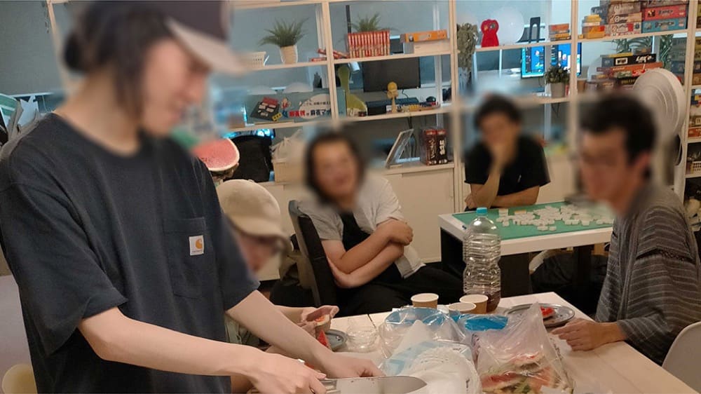 サンカクキチに集まる若者