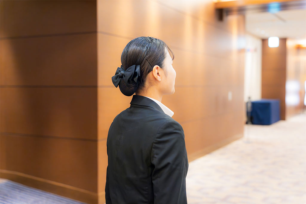 写真:奨学生のAさんは翌春からホテルで働きます