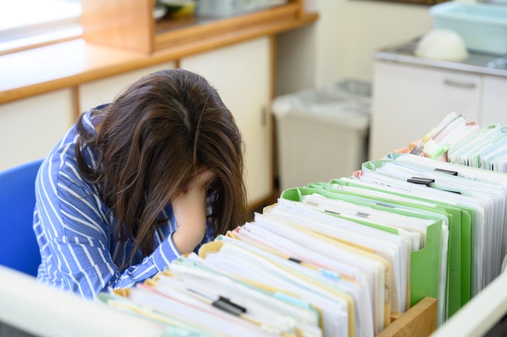 イメージ：職員室で悩む教師