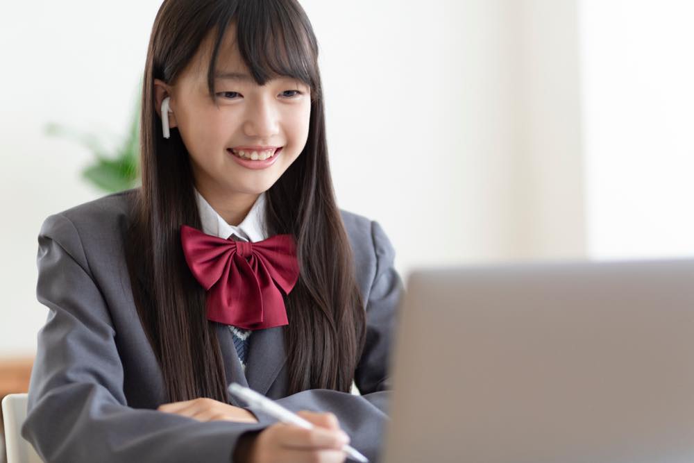 笑顔で勉強に励む女子学生。
