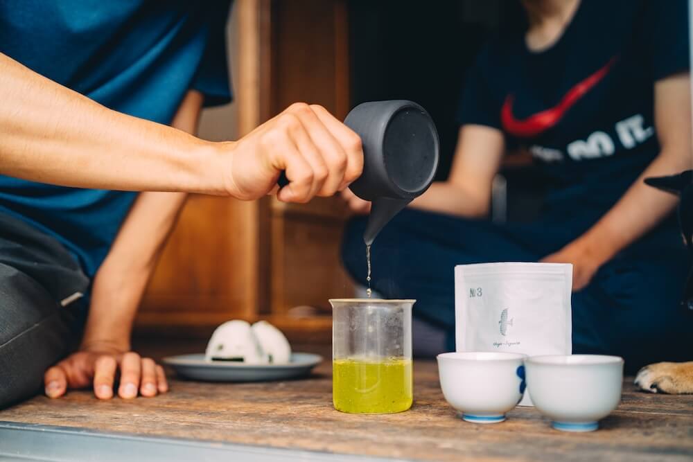急須からお茶を注ぐ様子