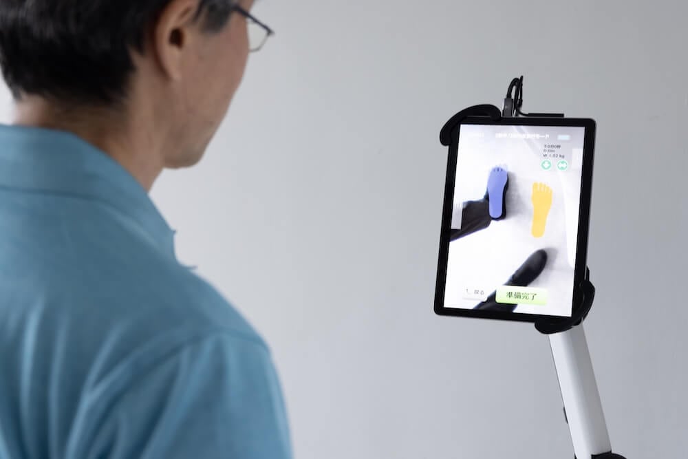 モニターを見る介護者（モデル）