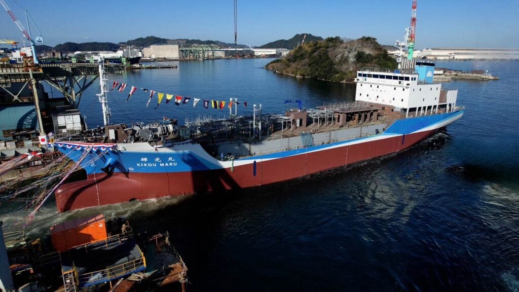 画像：新造タンカー船「輝光丸」進水式の様子。