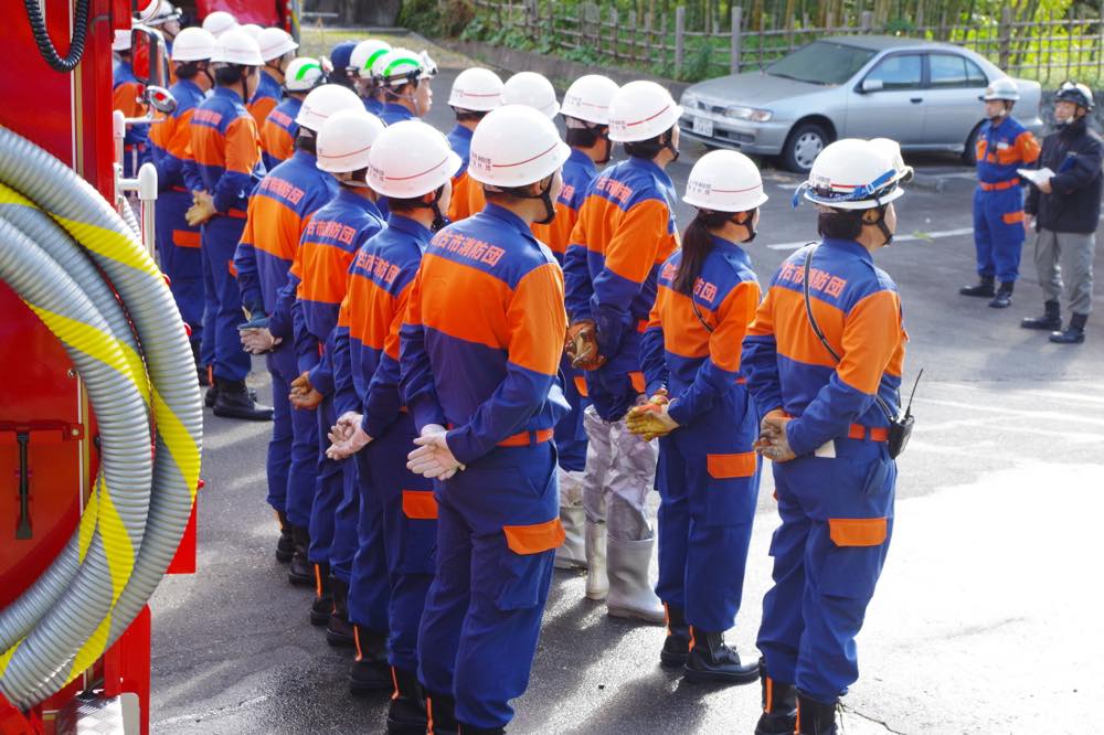 2列に並ぶ消防団員の後ろ姿