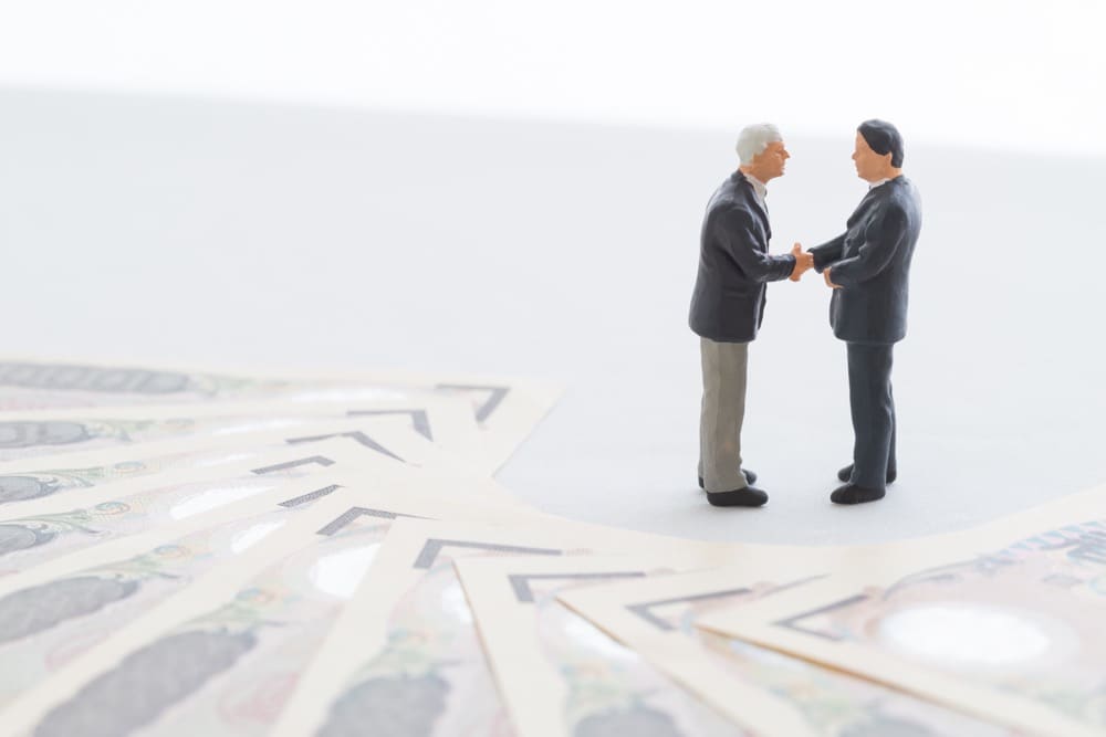 握手をする男性2人