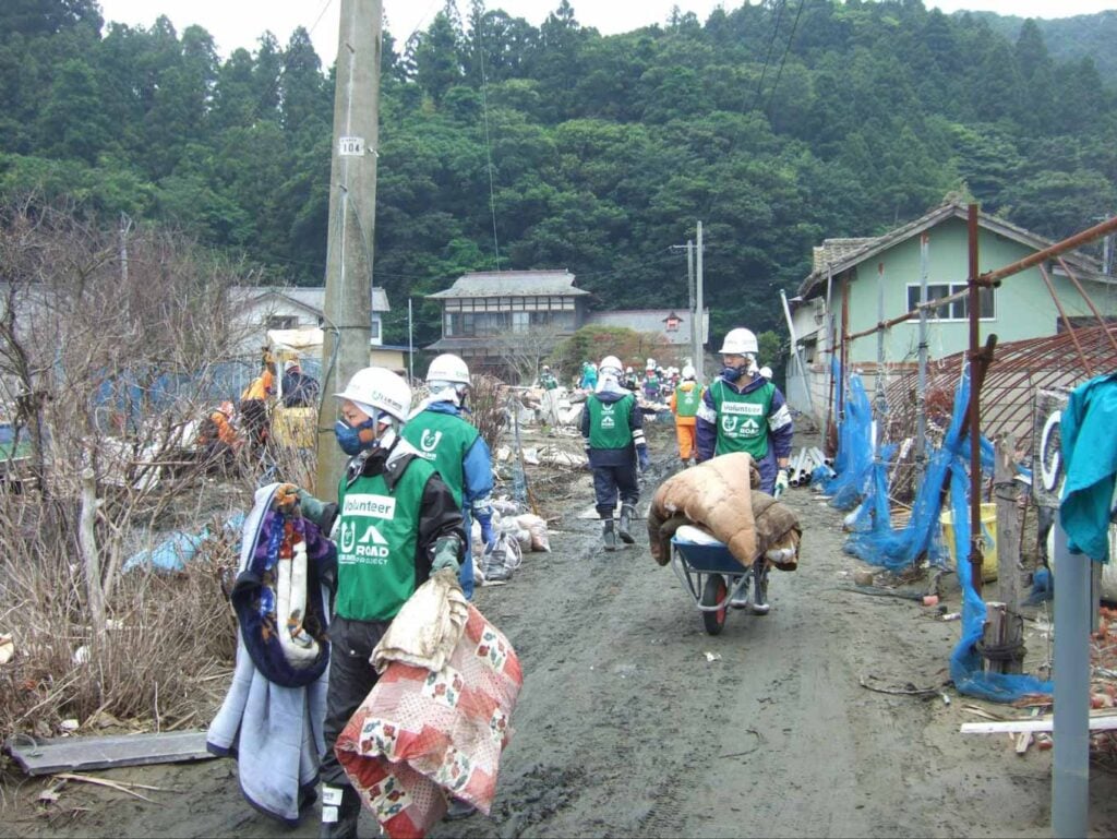 写真：東日本大震災での被災地の様子。現地で災害活動を行うボランティアの様子。