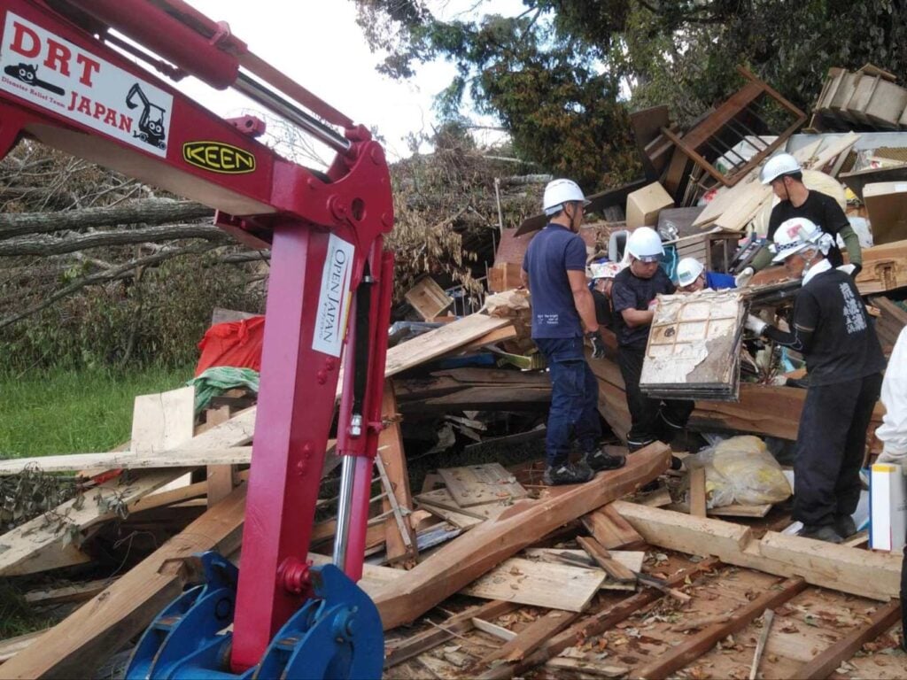 写真：北海道胆振東部地震での被災地の様子。倒壊した家屋の前で作業を行う様子。