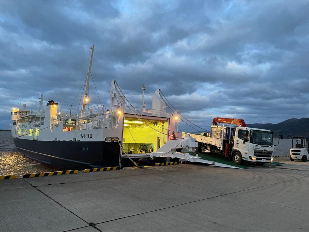 写真：能登地震での被災地支援の様子。物資を積んだトラックがRORO船から出てくる様子。