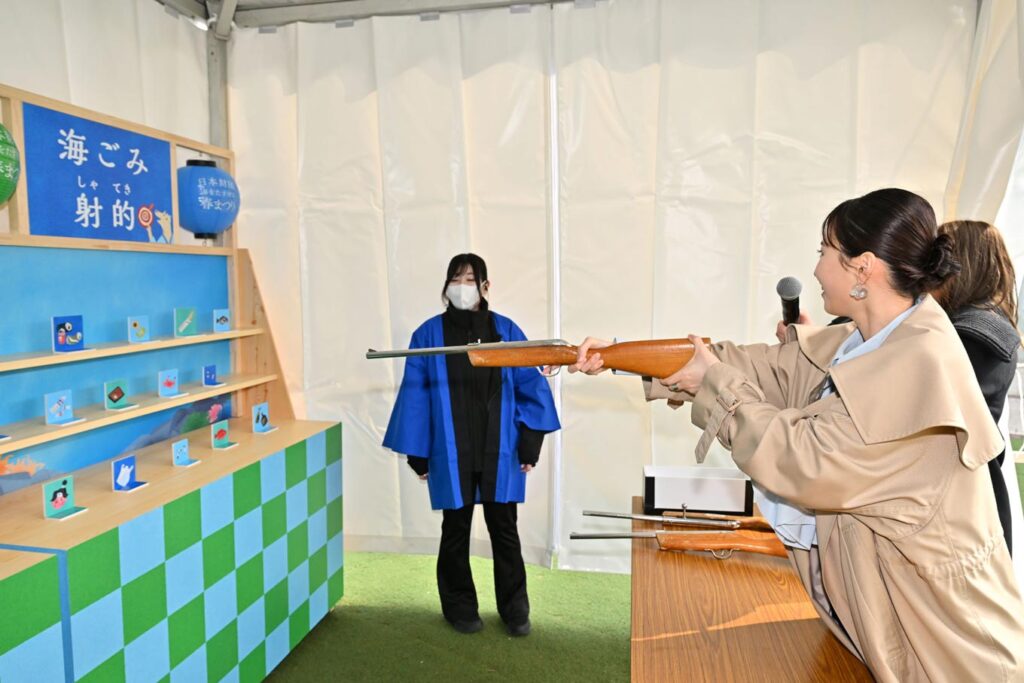 写真：射的をしている飯沼さん