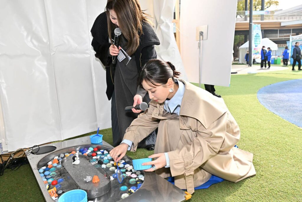 写真：海ごみすくい体験をする飯沼さん