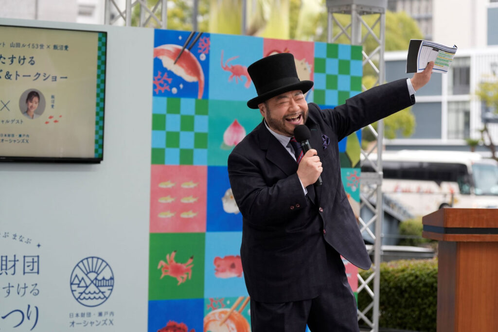 写真：髭男爵の山田ルイ53世さんのクイズショーの様子。