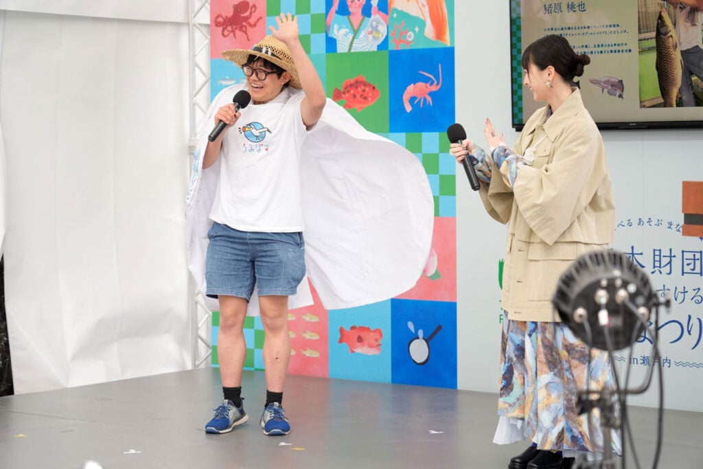 写真：クイズショーの様子（左側に猪原桃也さん、右側に飯沼さん）