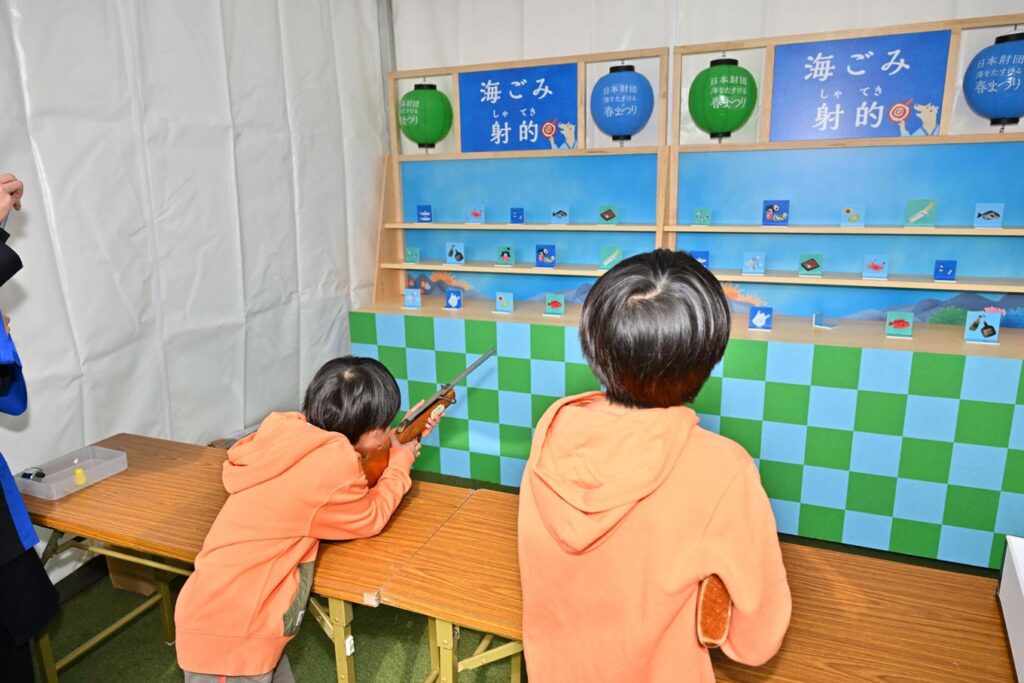 写真：射的をする参加者の様子