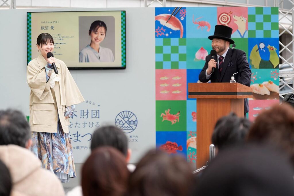 写真：髭男爵の山田ルイ53世さんと飯沼愛さんのクイズショーの様子。