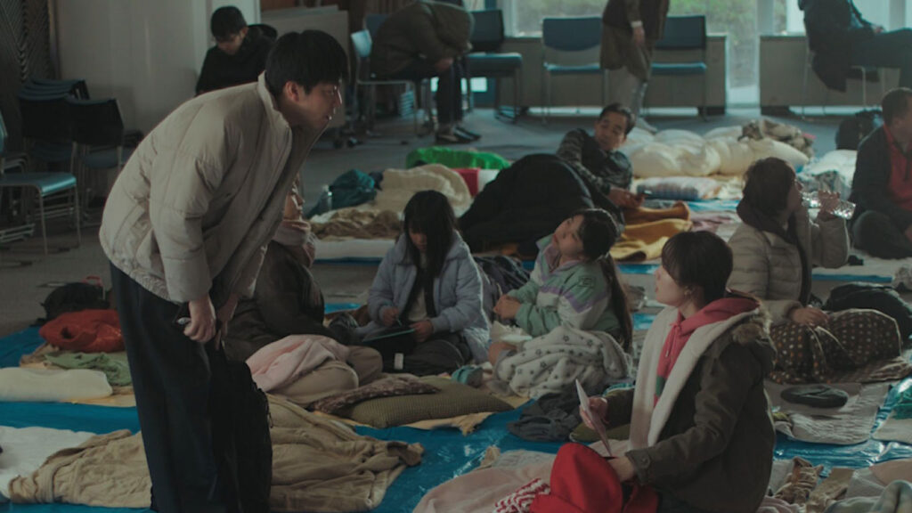 画像:防災啓発キャンペーン動画「#推し活防災」の1シーン、避難所の様子。