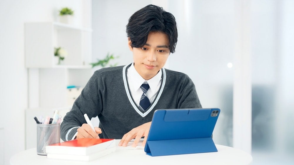 リモート学習をする男子高校生