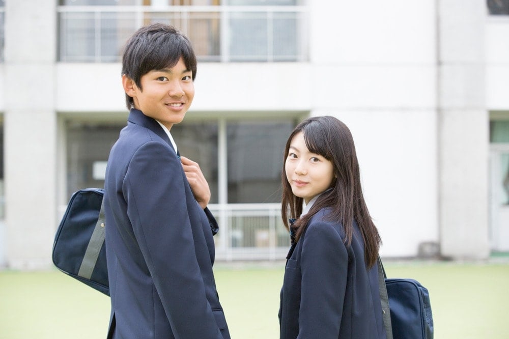 高校の制服を着た男女