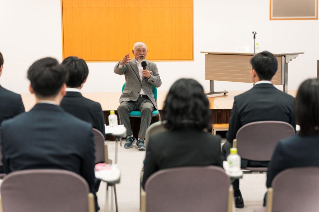 写真：奨学生たちの前で語る笹川会長