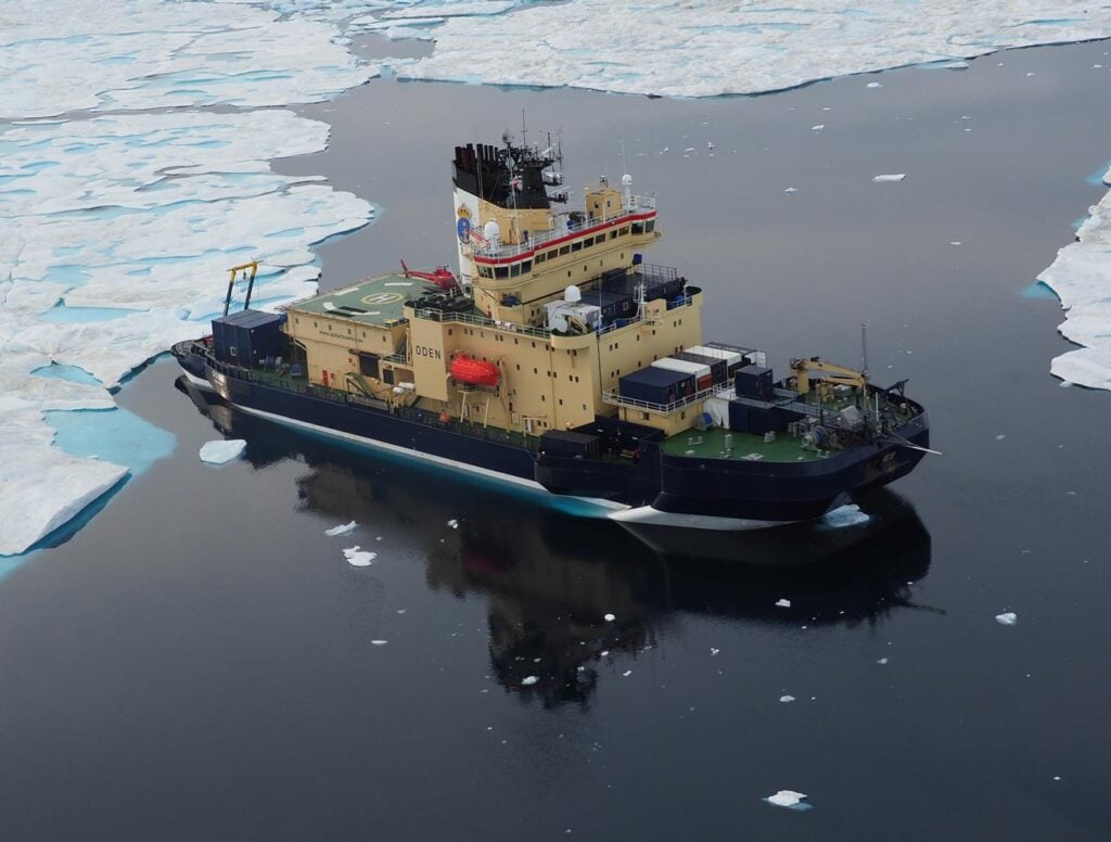 グリーンランド北西部の遠隔地にあるライダー氷河にて海底地図データの収集を行うSeabed 2030関係者の調査船。