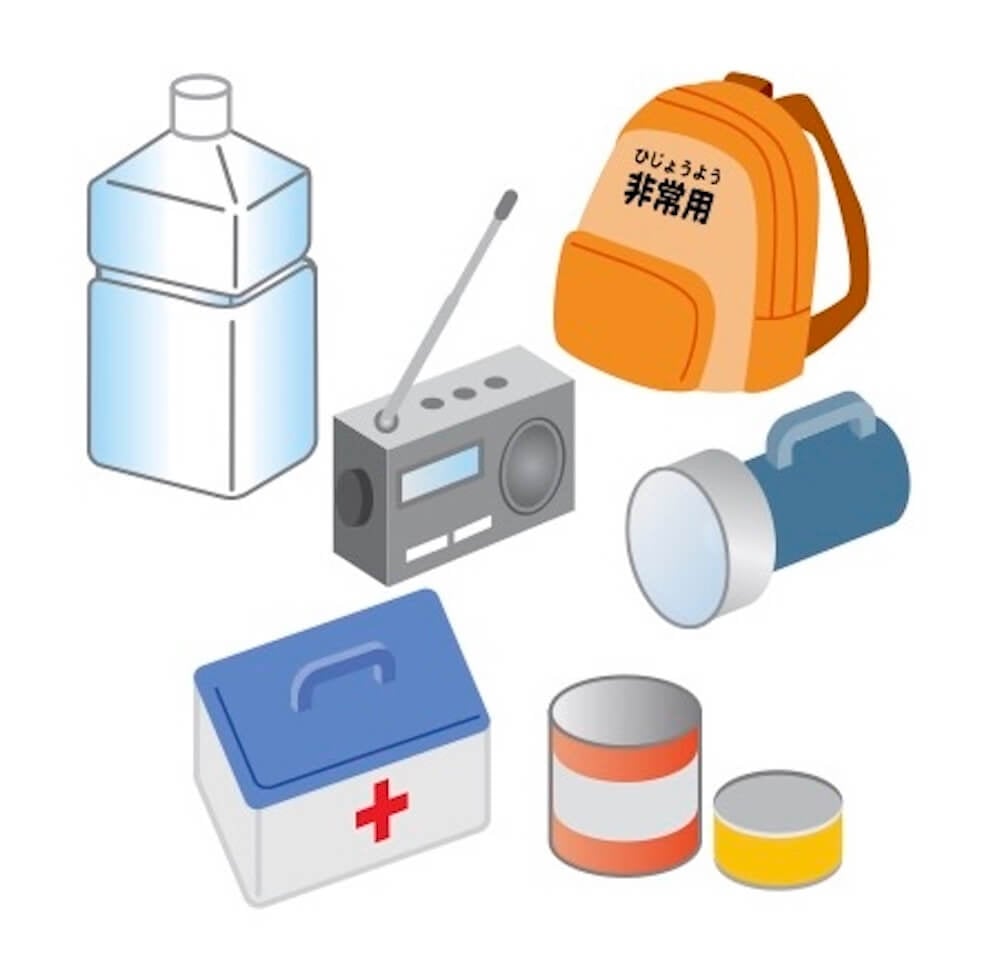 イラスト：
防災バック、ペットボトルに入った水、ラジオ、救急箱、懐中電灯、包帯、缶詰
