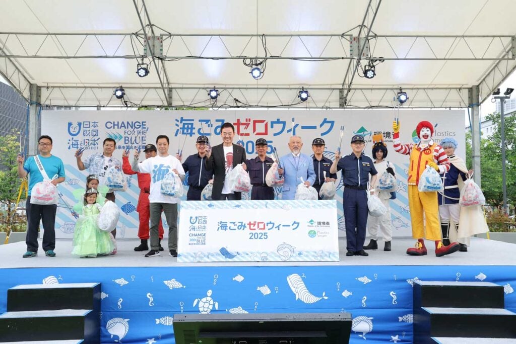 写真：ステージ上での集合写真