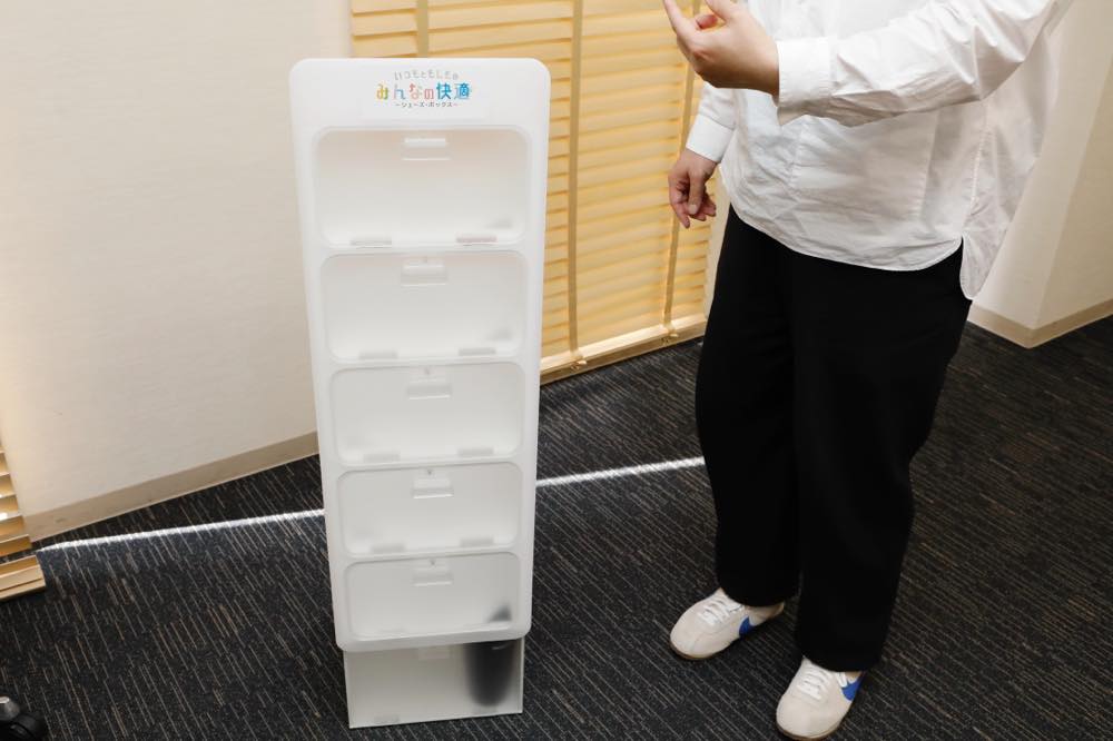 白い縦型のシューズボックスで、高さは腰ほどまである。