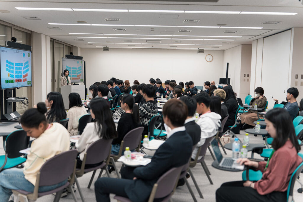 写真：活動報告会、会場の様子。