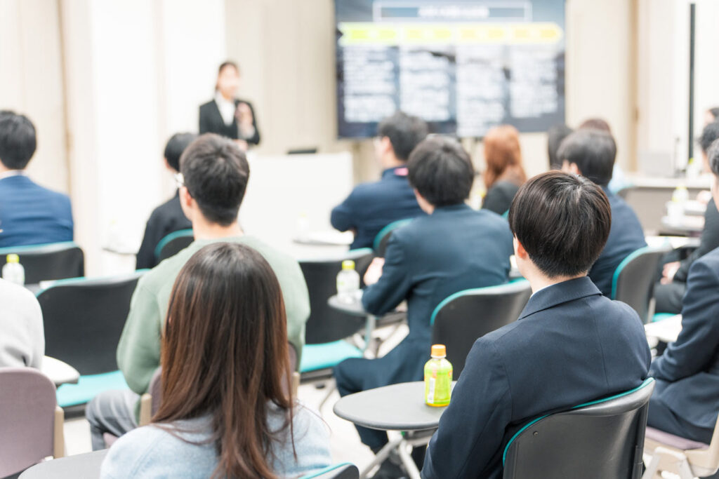写真：報告会でのスピーチの様子。