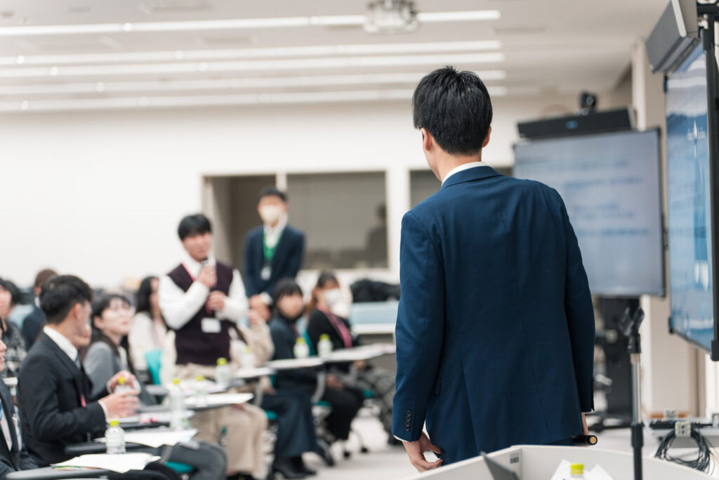 写真：報告会でのスピーチの様子。