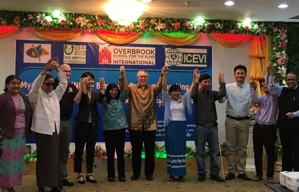 世界視覚障害児教育会議(ICEVI)の会長を務めていたラリー・キャンベル氏(写真中央)と各国のプロジェクト関係者たち