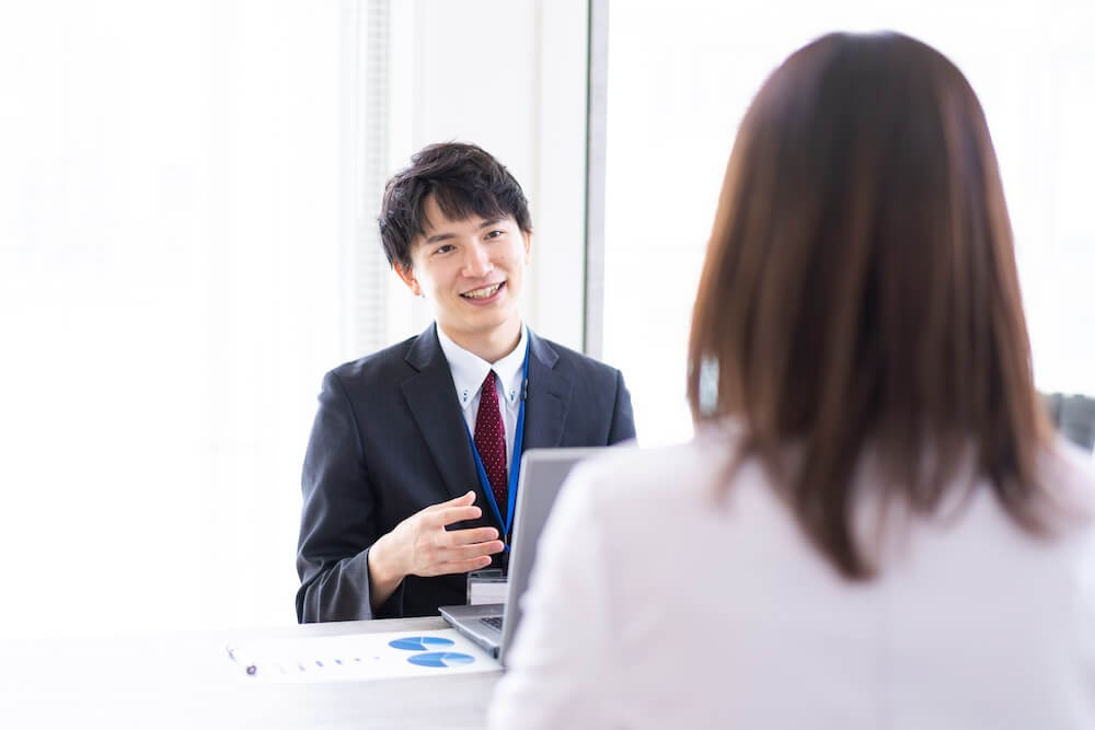 部下を面談する上司