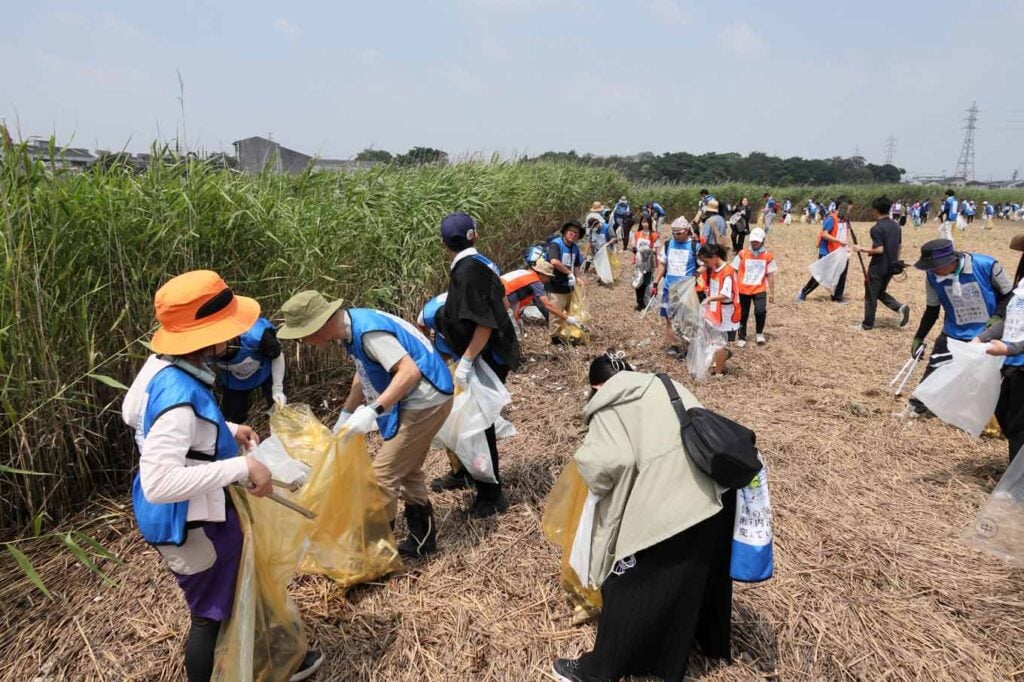 写真：旭川河川敷（岡山県岡山市）での清掃活動の様子。