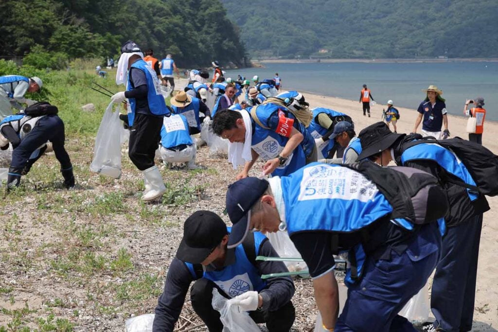 写真：荒代海岸（広島県江田島市）での清掃活動の様子。