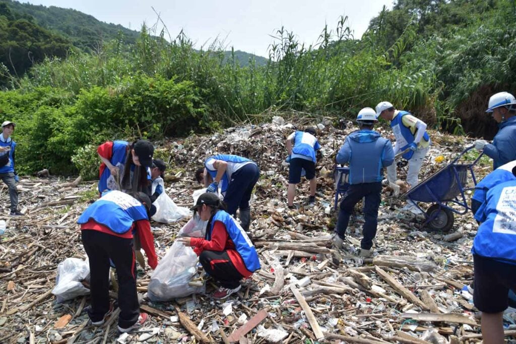 写真：御所ヶ浜（愛媛県伊方町）での清掃活動の様子。
