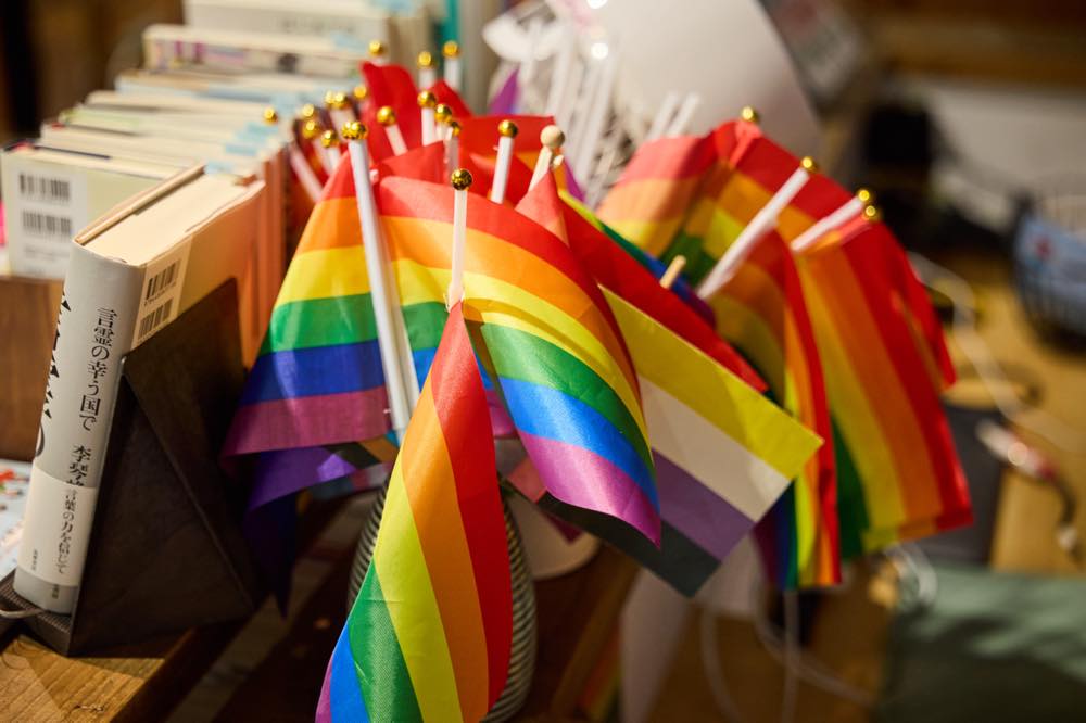 プライドハウス東京レガシーに置かれているレインボーフラッグ