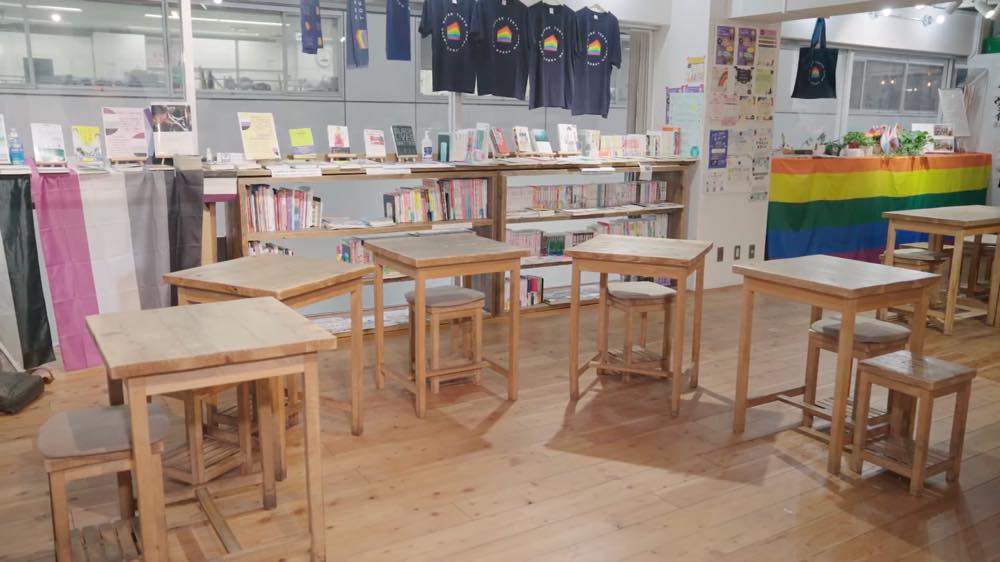 プライドハウス東京レガシーの、デフデーの机の配置。ろう者同士がお互いの顔や手話が見やすいよう、机が反円状に並べられている様子。