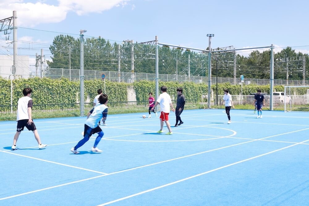 フットサルを楽しむわたげの会の利用者、元利用者の皆さん