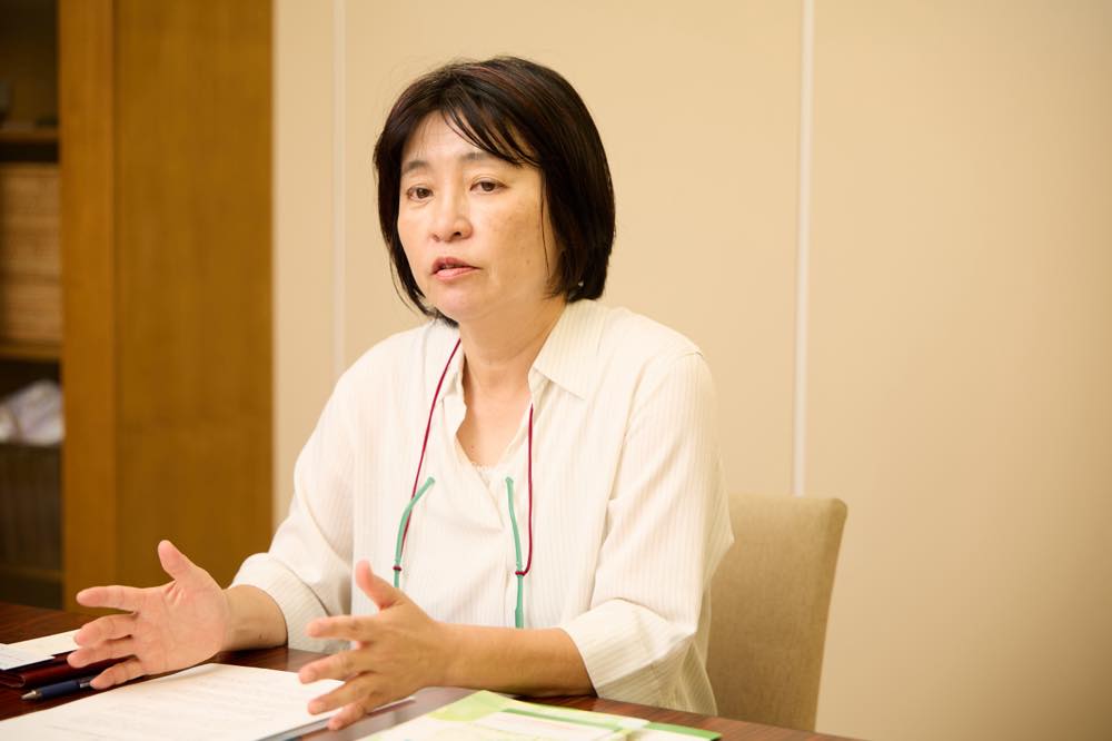 取材に応える阿久津さん