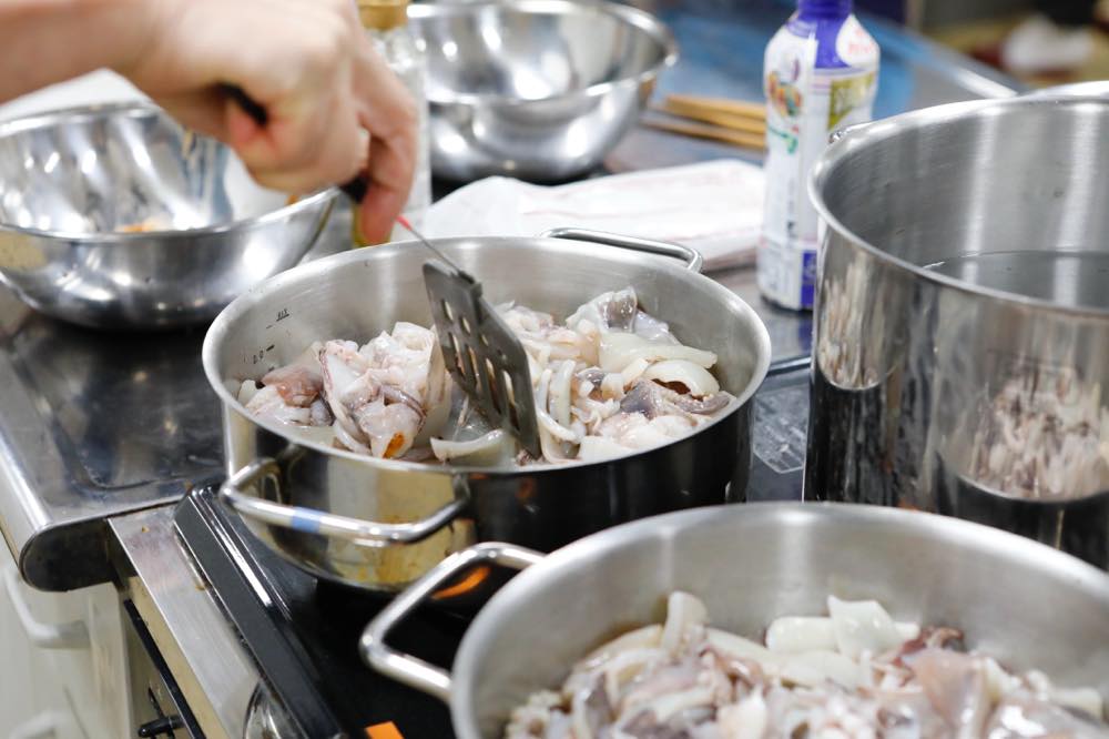 フライパンでイカを炒める様子