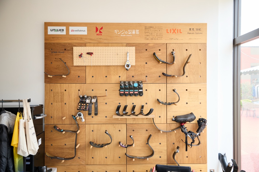 壁に掛けられた様々なスポーツ用義足