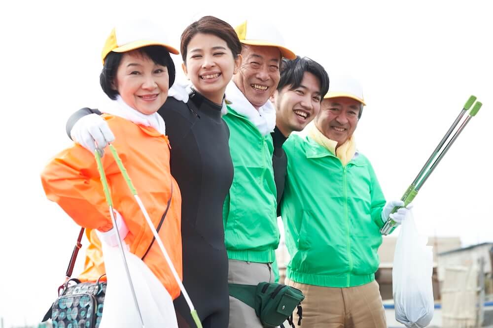 イメージ：ボランティア活動する人々