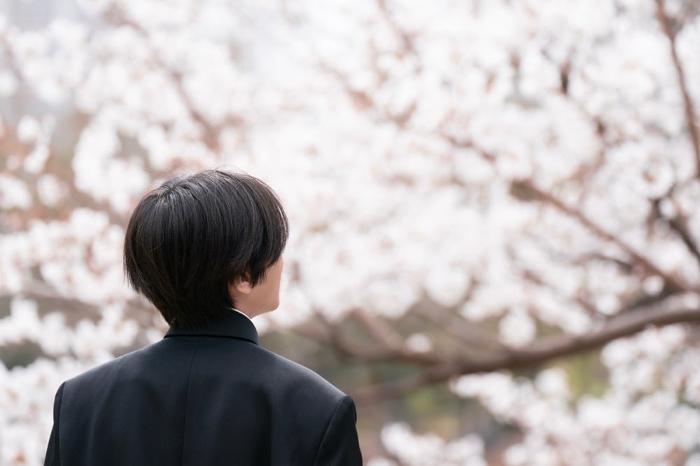 イメージ：桜の木を見つめる若者
