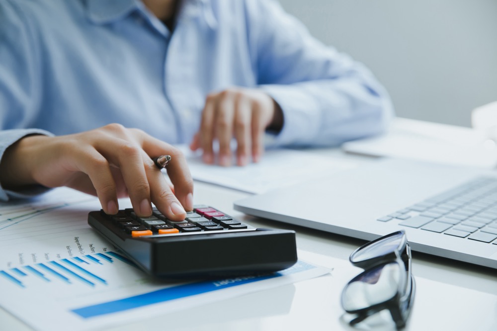 電卓で計算する人