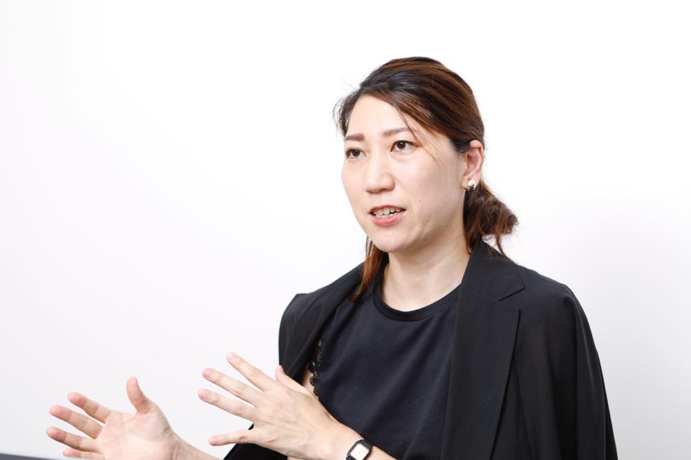 インタビューに応じる染矢さん