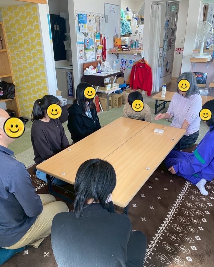 部屋の一室で対話をする子どもたちと支援者たち