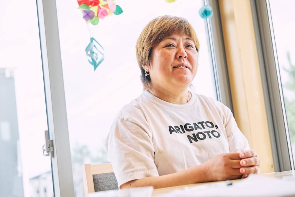 インタビューに応じる白崎さん